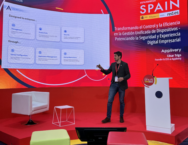 César Trigo, CEO de Applivery, en una ponencia sobre gestión de dispositivos en el MCW24 de Barcelona