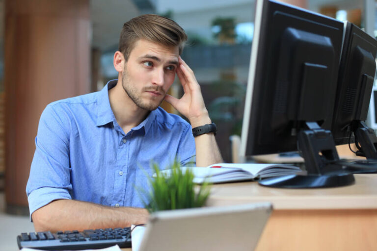IT manager working | Applivery IT Manager choosing Applivery