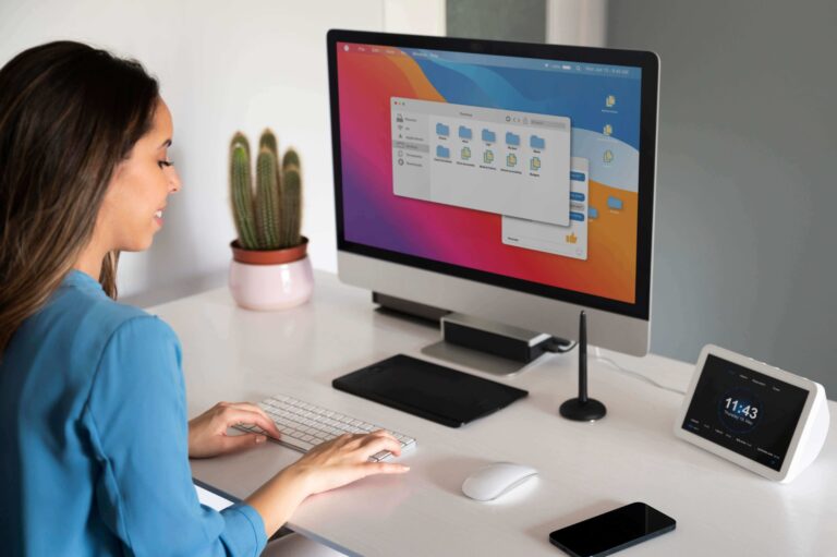 cerrar-mujer-escribiendo-en-el-teclado 1 1 | Applivery Return to service command