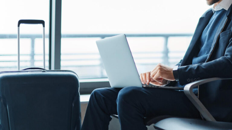 Wi-Fi airport cybersecurity | Applivery Wi-Fi airport cybersecurity