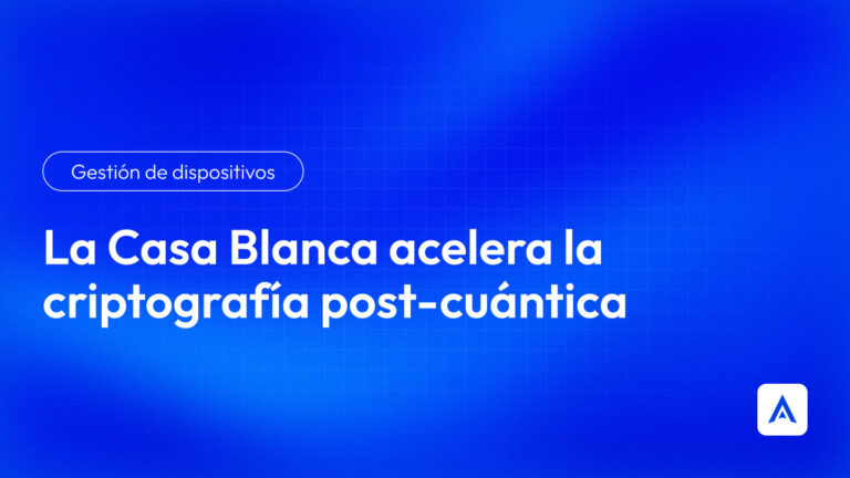 Blue gradient banner with a white rounded button reading 'Gestión de dispositivos' and a large Spanish headline about the White House accelerating post-quantum cryptography; small white logo bottom-right.